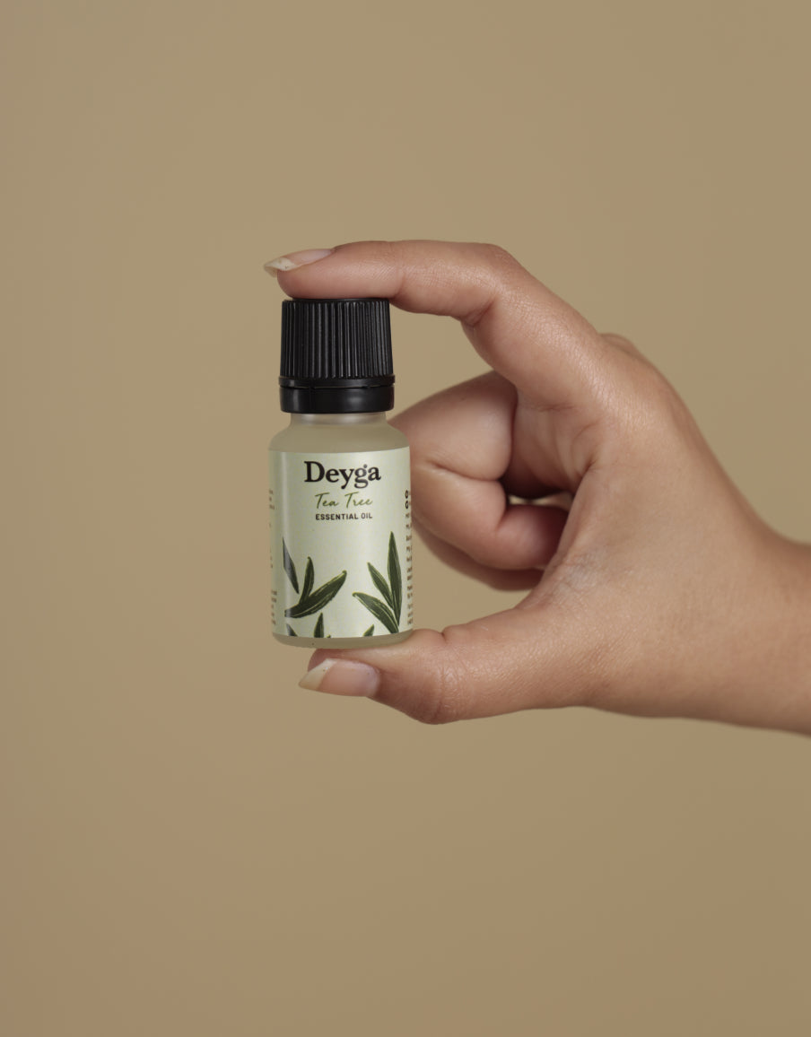 Deyga Tea Tree Essential Oil hand image